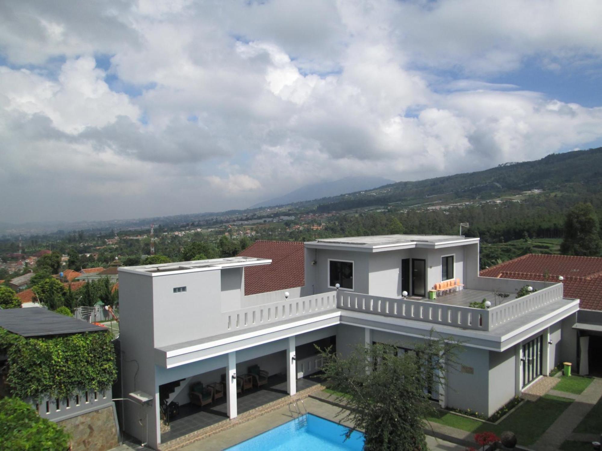 Osmond Villa Resort Lembang Exteriör bild