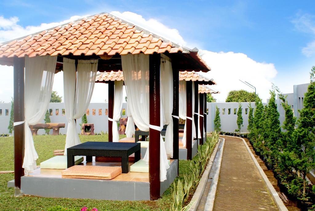 Osmond Villa Resort Lembang Exteriör bild