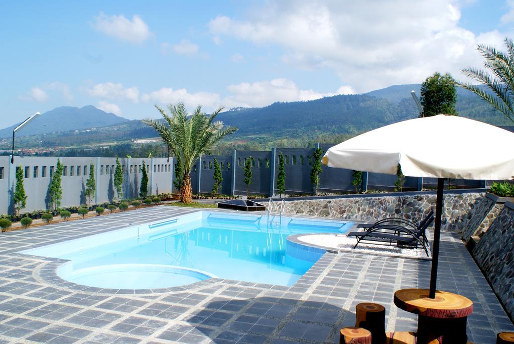 Osmond Villa Resort Lembang Exteriör bild