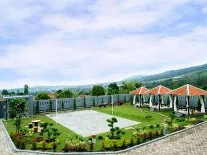 Osmond Villa Resort Lembang Exteriör bild