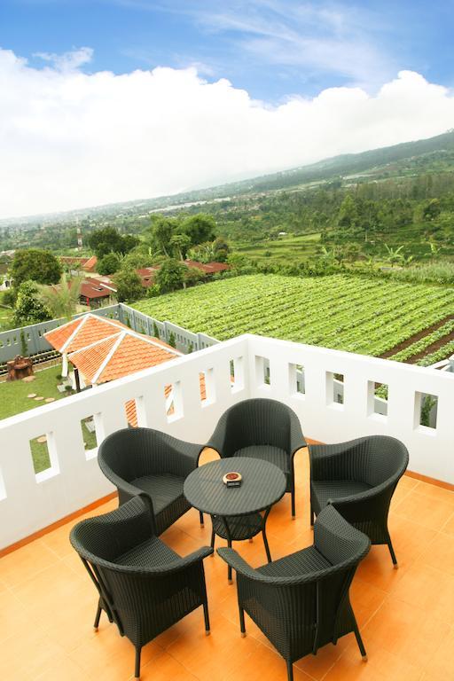 Osmond Villa Resort Lembang Exteriör bild