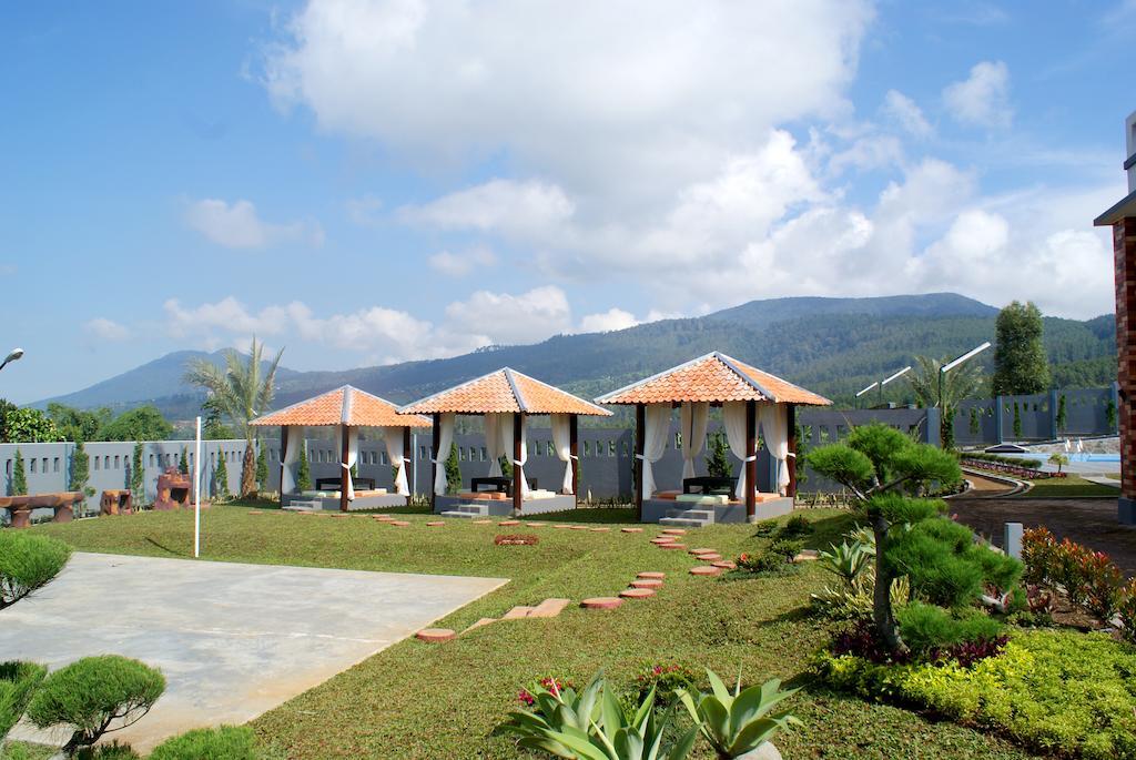 Osmond Villa Resort Lembang Exteriör bild